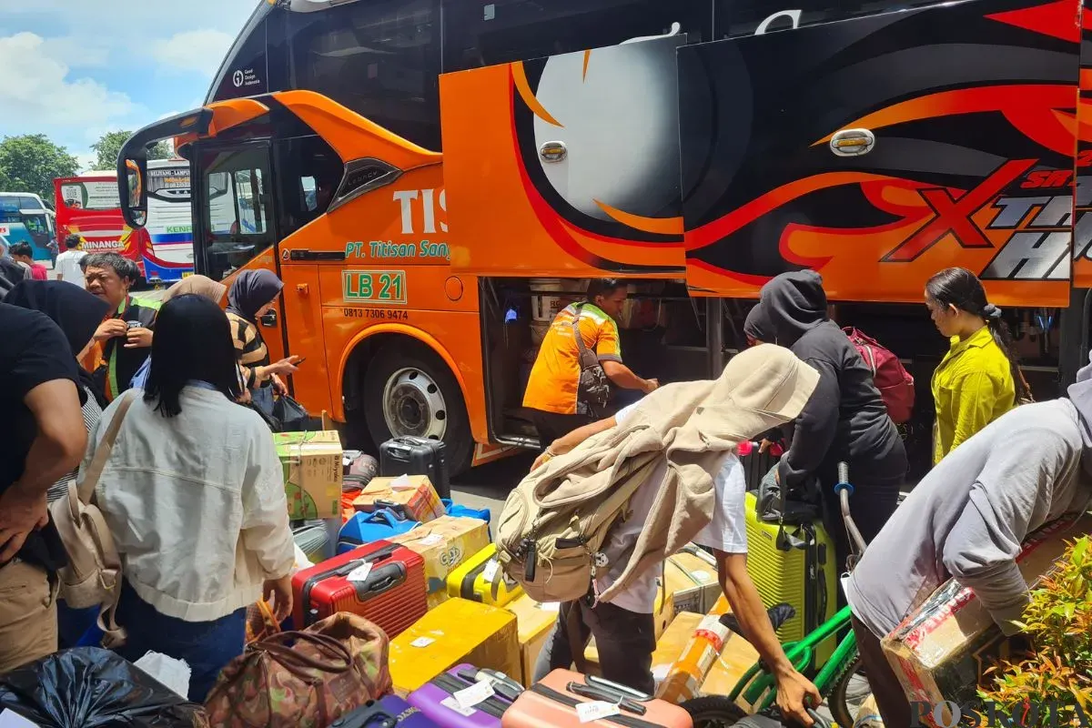 Suasana pemudik di Terminal Kalideres, Jakarta Barat. (Sumber: Poskota/Pandi Ramedhan)