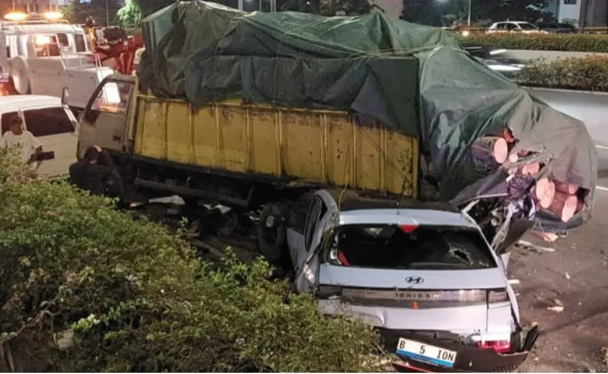Kecelakaan lalu lintas antara mobil listrik Hyundai Ioniq dan sebuah truk terjadi di ruas Tol JORR arah Puri, tepatnya di KM 5.200, kawasan Cengkareng, Jakarta Barat, pada Sabtu malam, 29 Maret 2025. (Sumber: Capture Instagram @warungjurnalis)