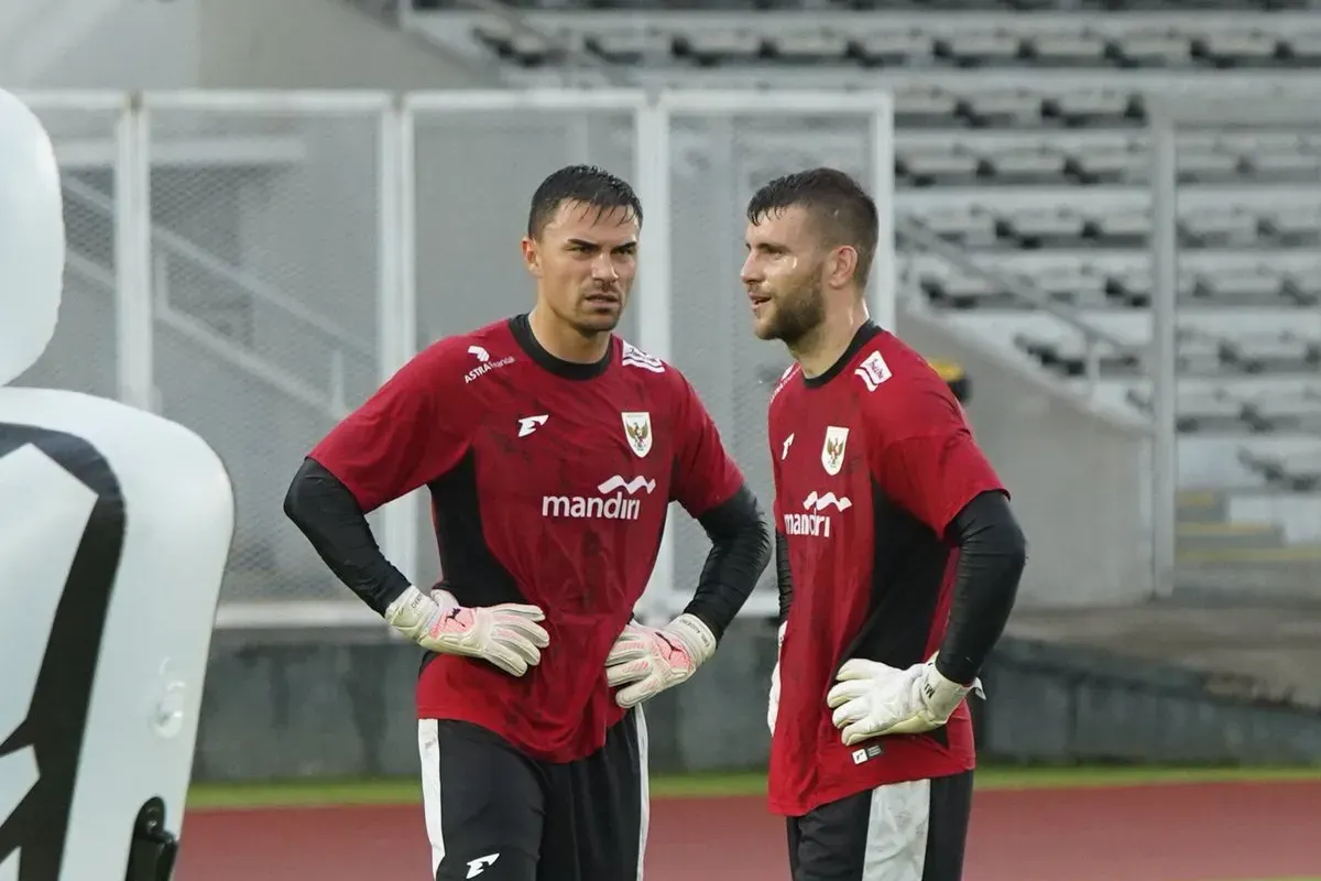 Potret Kiper Timnas Indonesia, Emil Audero Mulyadi (kiri) yang terancam gagal debut saat laga melawan China. (Sumber: X/@TimnasIndonesia)