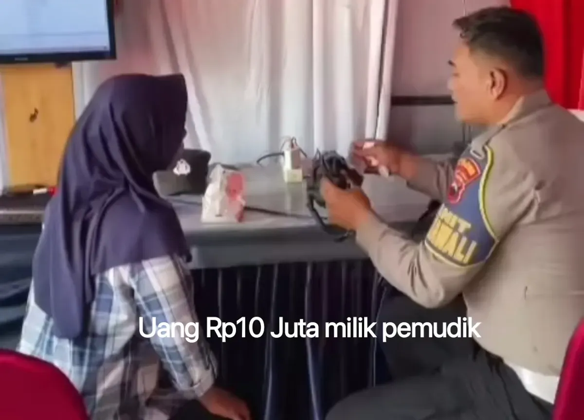Petugas kepolisian yang berjaga di Pos keamanan Tawamangu Jawa Tengah menemukan tas berisi uang Rp10 juta. (Instagram NTMC Korlantas Polri)