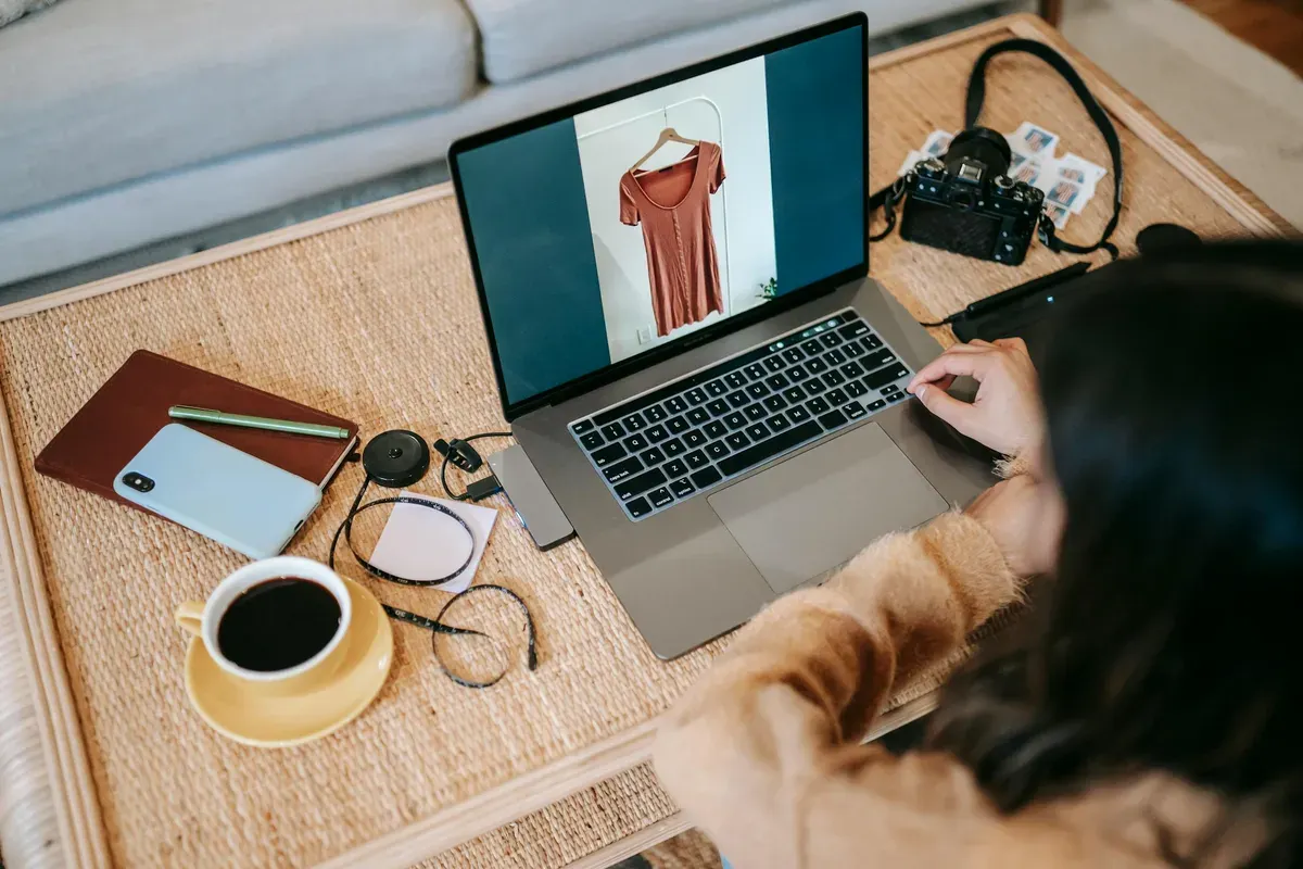 Berjualan online dengan modal minim. (Sumber: Pexels/Liza Summers)