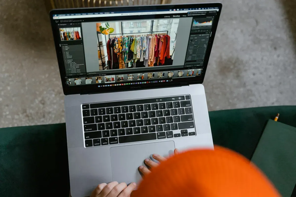 Cara menjadi seorang reseller Shopee tanpa modal. (Sumber: Pexels/Mart Production)