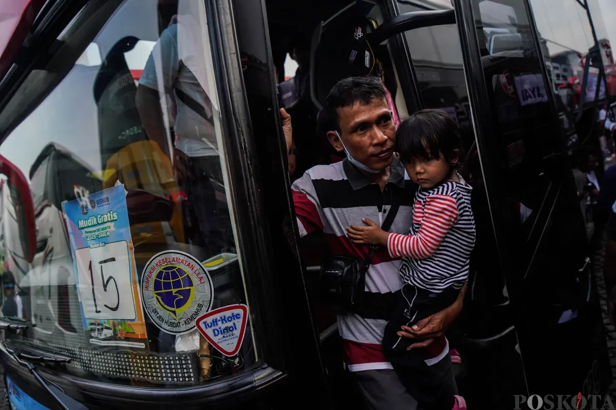 Salah satu calon pemudik yang mengikuti program Mudik Gratis Lebaran.(Sumber: Poskota/Bilal Nugraha Ginanjar)