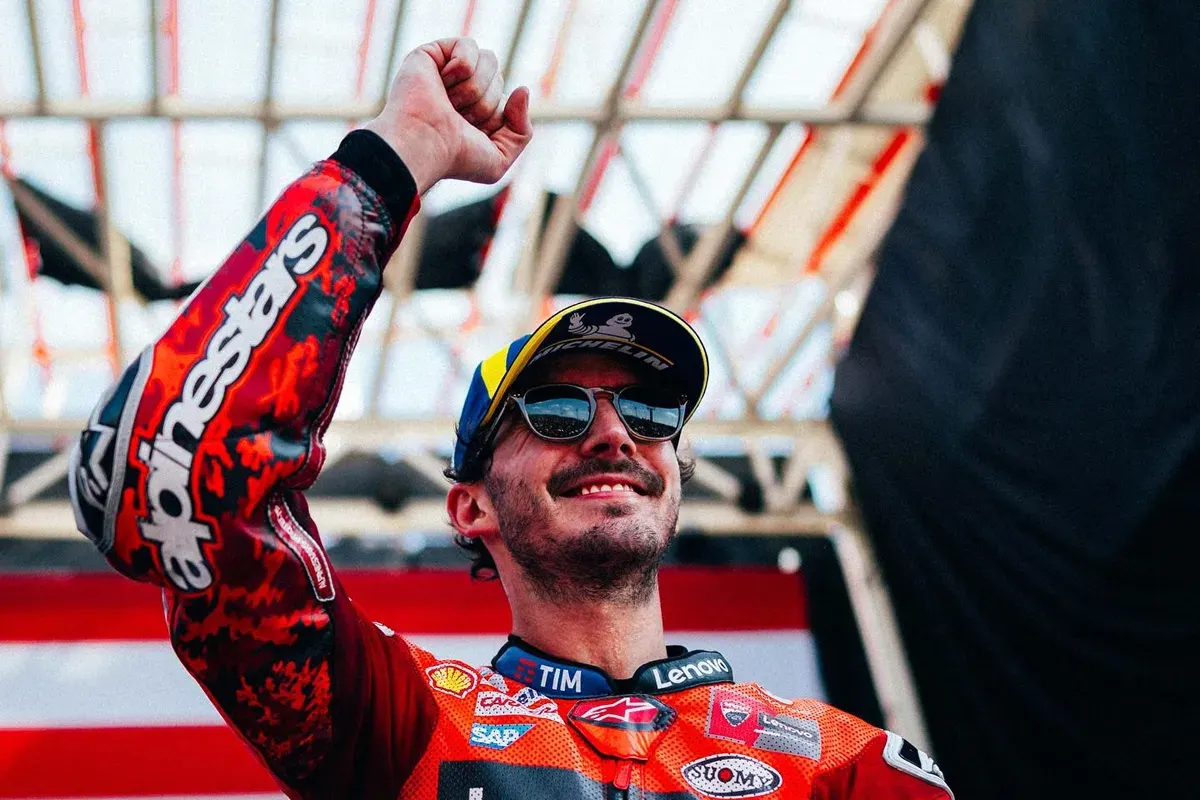 Pecco Bagnaia merasa senang setelah pertama kalinya di MotoGP 2025, bisa bertarung ketat dengan Marc Marquez. (Sumber: Instagram @ducaticorse)