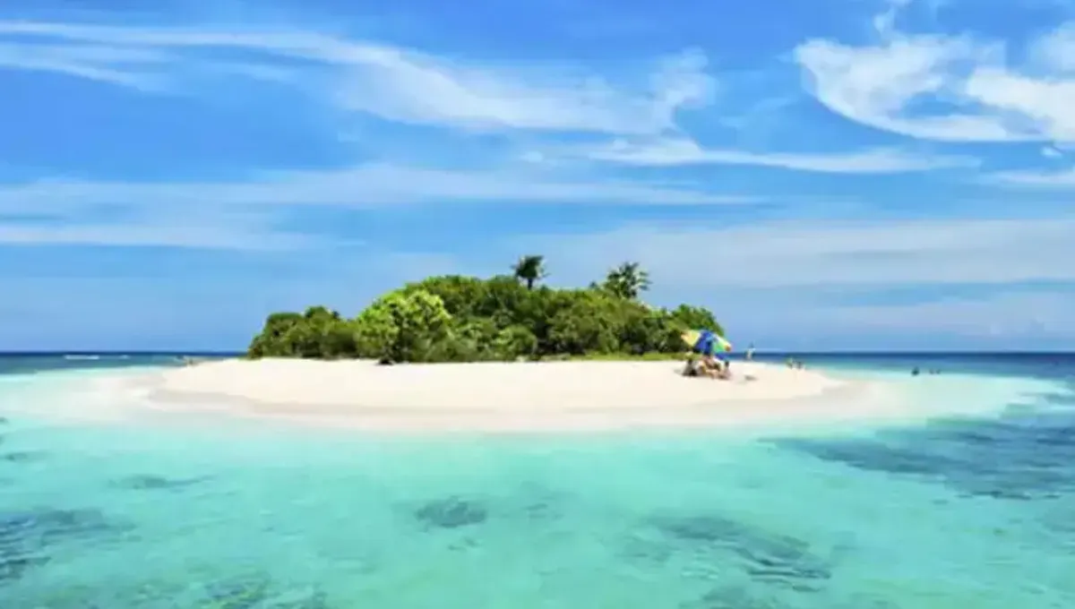 Wisata pantai di Jepara yang tak kalah indah dari Karimun Jawa. (Sumber: Dok/karimunjawa-islands.com)