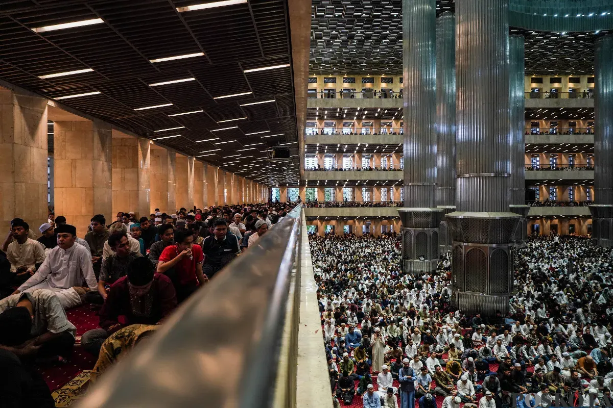 Umat muslim melaksanakan ibadah shalat Idul Fitri di Masjid Istiqlal, Jakarta, Senin, 31 Maret 2025. (Sumber: Poskota/Bilal Nugraha Ginanjar)