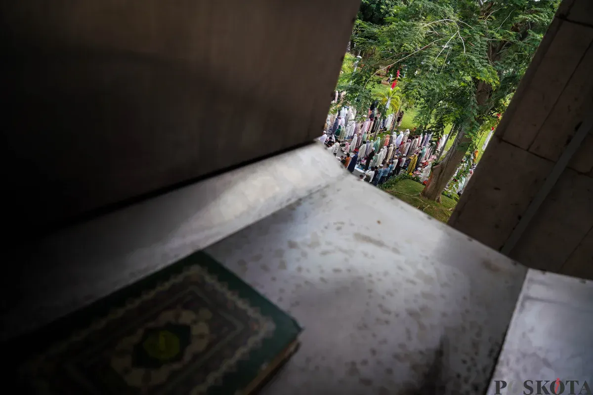 Umat muslim melaksanakan ibadah shalat Idul Fitri di Masjid Istiqlal, Jakarta, Senin, 31 Maret 2025. (Sumber: Poskota/ Bilal Nugraha Ginanjar)