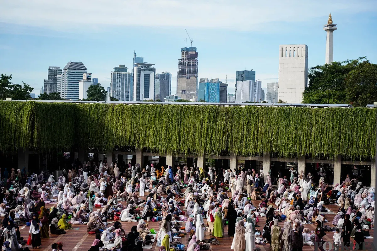 Umat muslim melaksanakan ibadah shalat Idul Fitri di Masjid Istiqlal, Jakarta, Senin, 31 Maret 2025. (Sumber: Poskota/Bilal Nugraha Ginanjar)