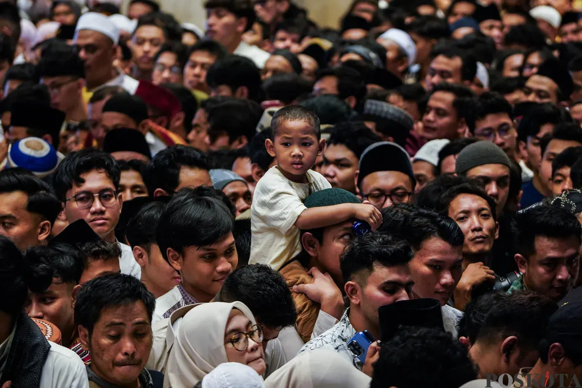 Umat muslim melaksanakan ibadah shalat Idul Fitri di Masjid Istiqlal, Jakarta, Senin, 31 Maret 2025. (Sumber: Poskota/Bilal Nugraha Ginanjar)