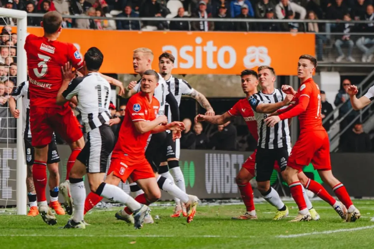 Potret pemain Timnas Indonesia, Mees Hilgers saat bermain bersama FC Twente. (Sumber: Instagram/ FC Twente)