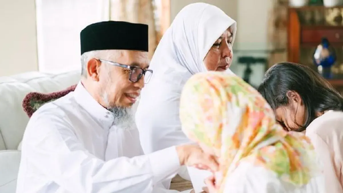 Momen indah berkumpul bersama keluarga di Hari Raya. Selamat Idul Fitri! Mohon maaf lahir dan batin." (Sumber: Pinterest)