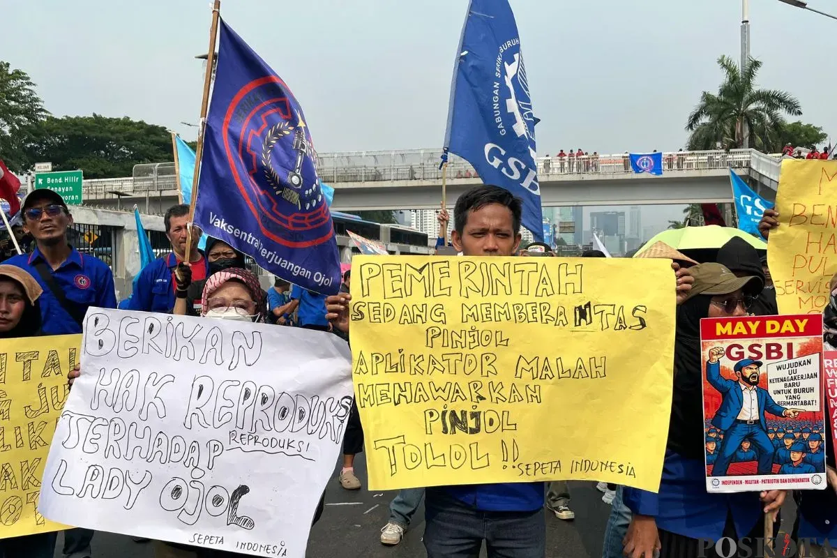 Buruh berunjuk rasa di depan Gedung DPR RI, Senayan, Jakarta Pusat, Kamis, 1 Mei 2025. (Sumber: Poskota/Pandi Ramedhan)