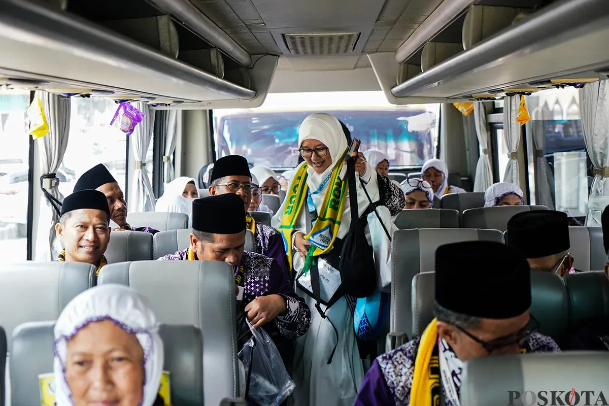 Para calon jamaah haji kelompok terbang (Kloter) I asal Jakarta mulai berdatangan dan mengikuti proses registrasi di Asrama Haji Pondok Gede, Jakarta Timur, Kamis, 1 Mei 2025. (Sumber: Poskota/Bilal Nugraha Ginanjar)