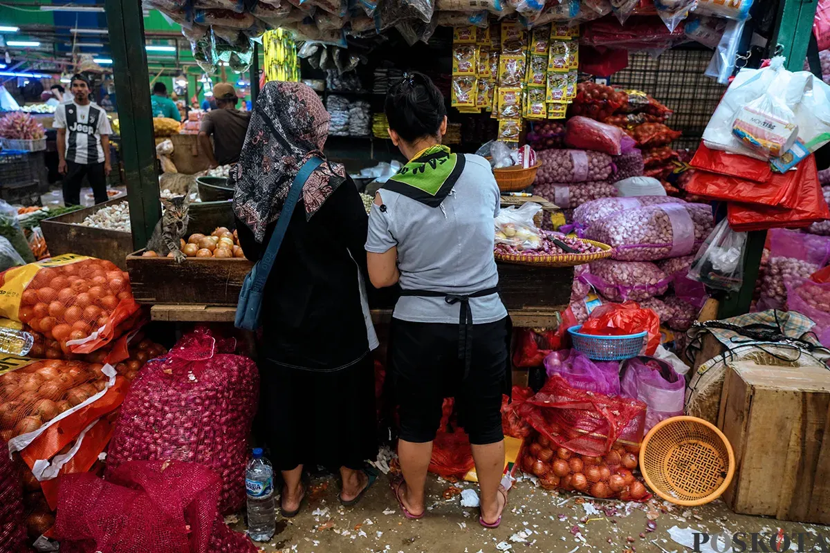 Pedagang memilah bawang merah dan bawang putih impor yang akan dijual ke pembeli di Pasar Induk Kramat Jati, Jakarta Timur, Kamis, 1 Mei 2025. (Sumber: Poskota/Bilal Nugraha Ginanjar)
