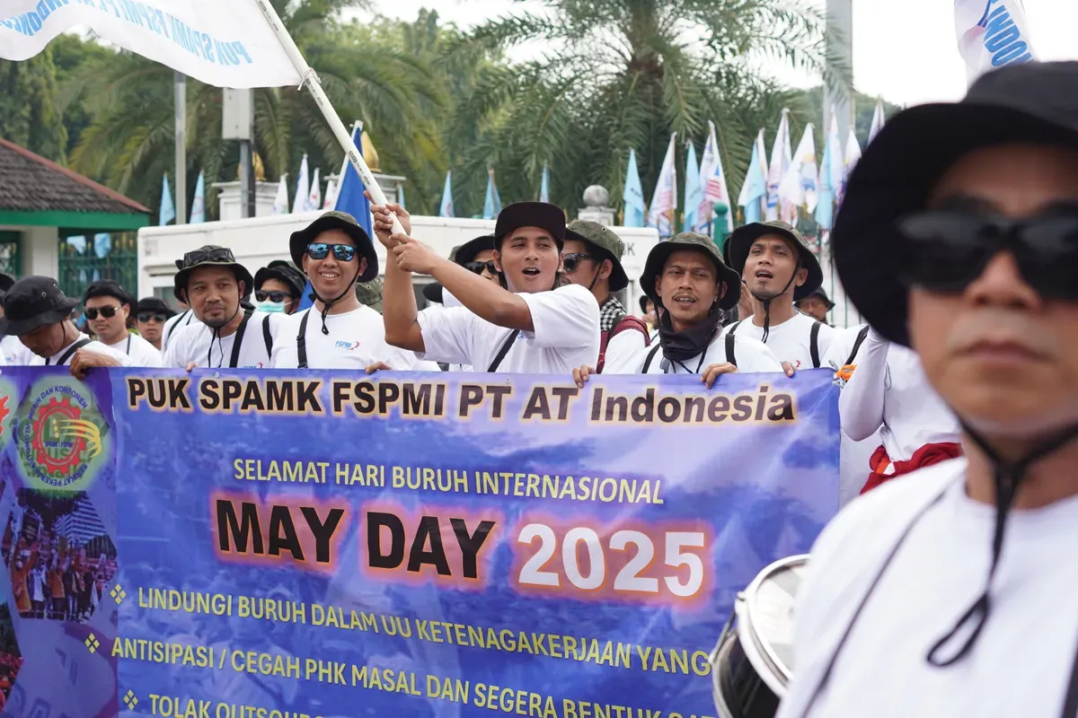 Massa buruh menuntut pemerintah untuk segera sahkan UU Ketenagakerjaan yang baru saat melakukan aksi di Monas, Kamis, 1 Mei 2025 (Sumber: Herdyan Anugah Triguna)