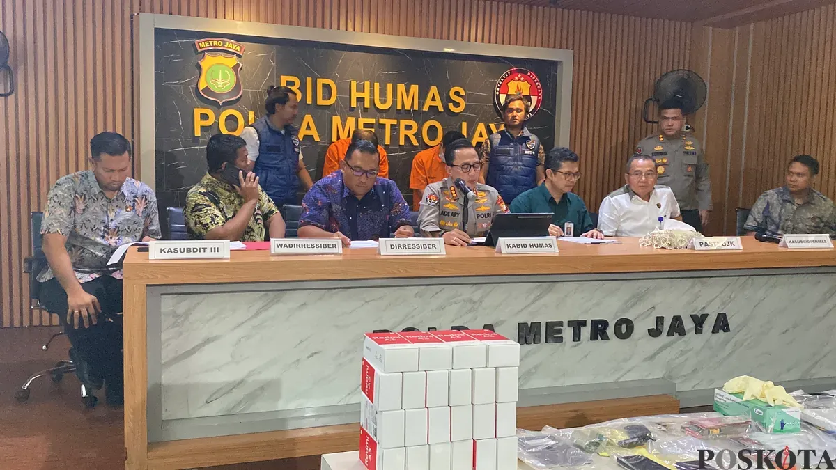 Kabid Humas Polda Metro Jaya, Kombes pol Ade Ary Syam Indradi (tengah) meyampaikan pemaparannya saat gelar perkara pencucian uang di Mako Polda Metro Jaya, Jumat, 2 Mei 2025. (Sumber: Poskota/Primayanti Juli Kumala Manalu)
