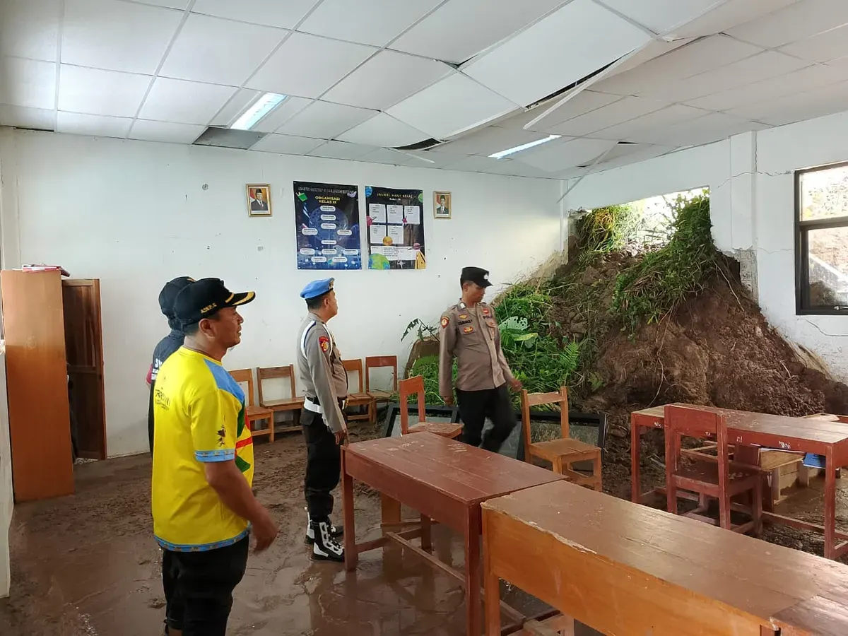 Personel Polsek Lebakgedong, Kabupaten Lebak, meninjau lokasi bencana longsor di SMPN 3 Satap Lebakgedong. (Sumber: Dok. Warga)