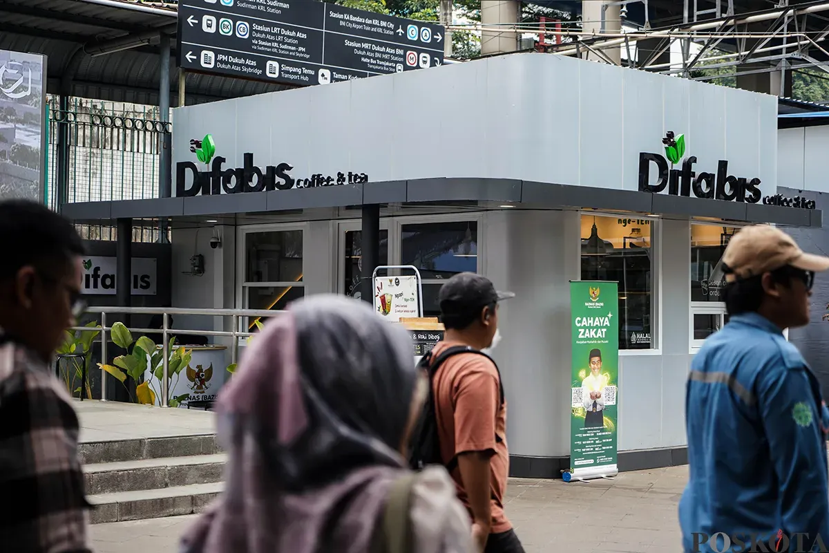 Pekerja sekaligus penyandang disabilitas menyiapkan kopi dan roti yang dipesan pelanggan di Kopi Difabis Terowongan Kendal, Dukuh Atas, Jakarta, Jumat, 2 Mei 2025. (Sumber: Poskota/Bilal Nugraha Ginanjar)