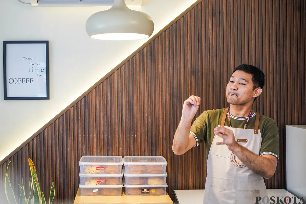 Pekerja sekaligus penyandang disabilitas menyiapkan kopi dan roti yang dipesan pelanggan di Kopi Difabis Terowongan Kendal, Dukuh Atas, Jakarta, Jumat, 2 Mei 2025. (Sumber: Poskota/Bilal Nugraha Ginanjar)