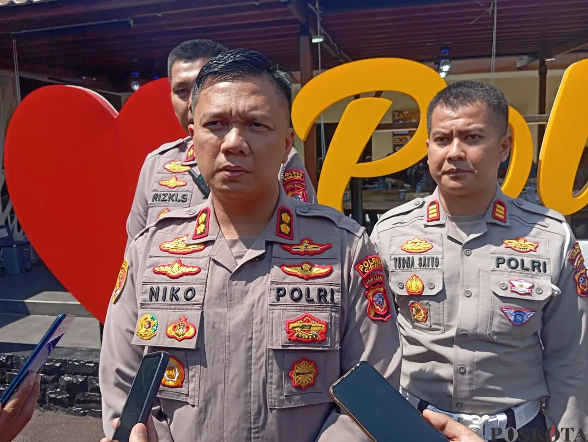 Kapolres Cimahi AKBP Niko Nurullah Adi Putra, berikan penjelasan kepada wartawan di Mapolres Cimahi, Jalan Amir Machmud, Jumat, 2 Mei 2025. (Sumber: Poskota/Gatot Poedji Utomo)
