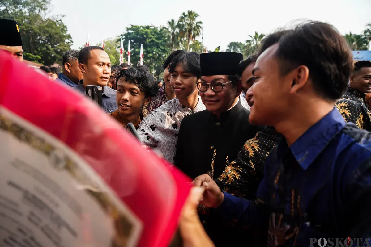Gubernur Jakarta Pramono Anung membagikan ijazah untuk 117 siswa, Jumat, 2 Mei 2025. Saat ini, total sebanyak 488 siswa telah menerima ijazah dari program pemutihan yang bernilai Rp 1,6 Miliar. (Sumber: Poskota/Bilal Nugraha Ginanjar)