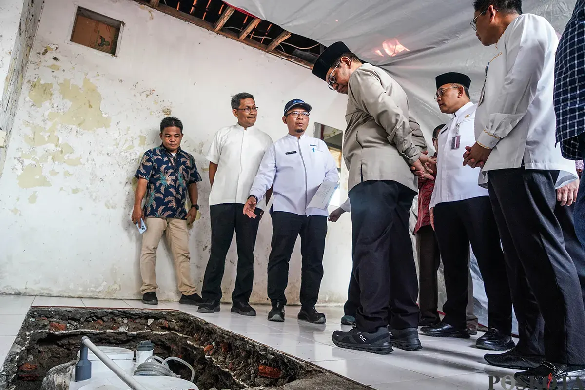 Gubernur DKI Jakarta Pramono Anung meninjau sistem pengelola air limbah domestik di permukiman padat penduduk di kawasan Cideng, Jakarta, Jumat, 2 Mei 2025. (Sumber: Poskota/Bilal Nugraha Ginanjar)