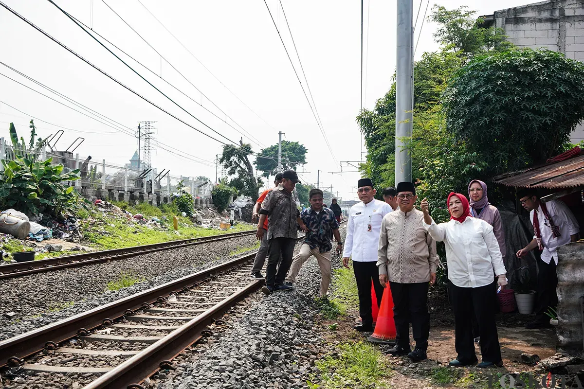 Gubernur DKI Jakarta Pramono Anung berbincang dengan warga saat meninjau permukiman padat penduduk di kawasan Cideng, Jakarta, Jumat, 2 Mei 2025. (Sumber: Poskota/Bilal Nugraha Ginanjar)