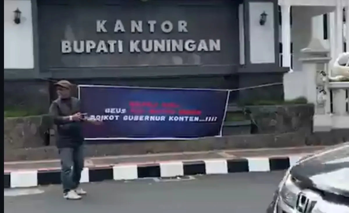 Sejumlah jurnalis Kuningan melakukan aksi protes terhadap Gubernur Jawa Barat Dedi Mulyadi. (Sumber: Capture Instagram @Kuninganoke19)