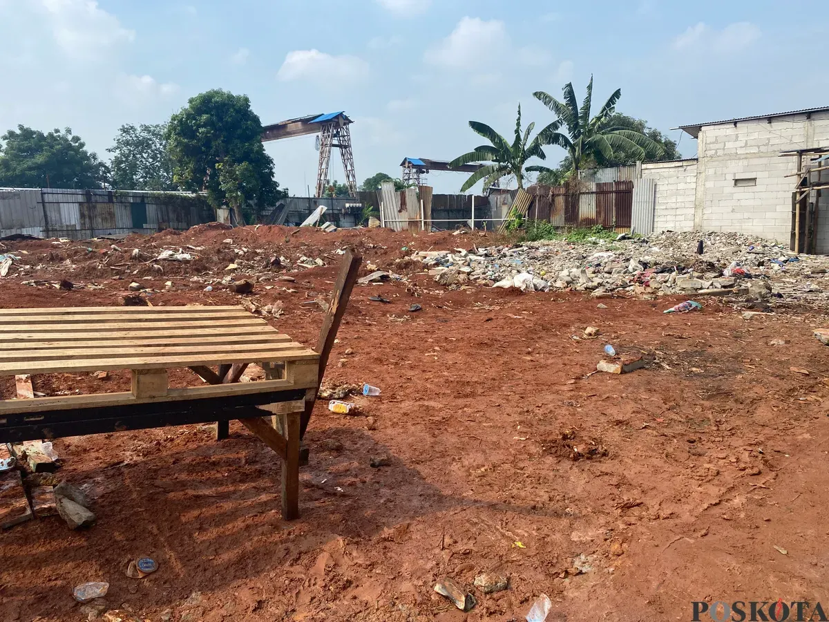 Rumah dan Bangunan terlihat rata ditimbun tanah merah di gang Kebon Sayur, Kapuk, Kecamatan Cengkareng, Jakarta Barat pada Sabtu, 3 Mei 2025. (Sumber: Poskota/Primayanti Juli Kumala Manalu)