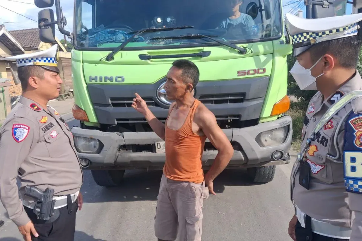 Personel Satlantas Polres Serang meminta sopir angkutan tanah di jalan raya Cirabit. (Sumber: Dok. Satlantas Polres Serang)