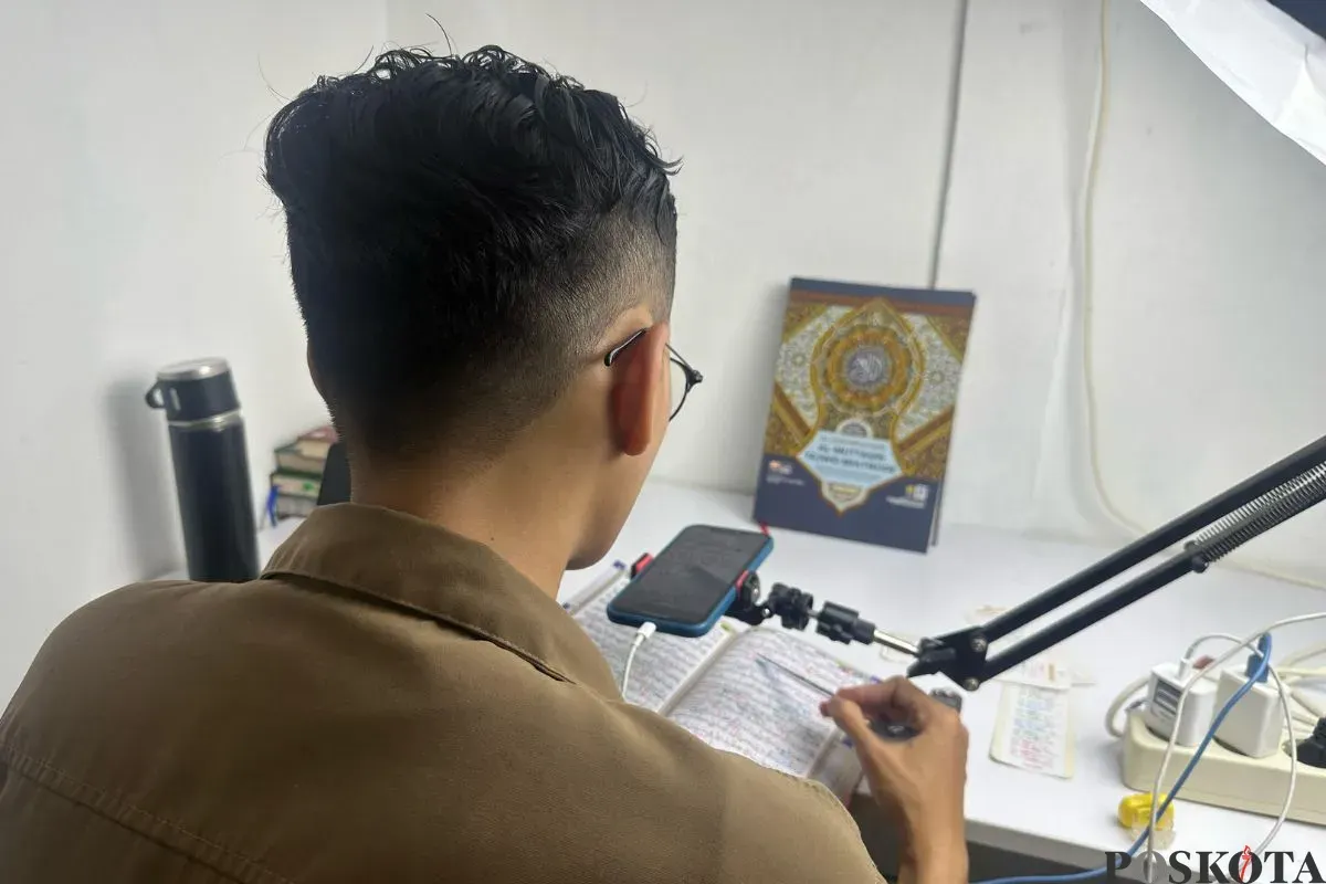 Serang ustaz mengajar Al-Quran secara online. (Sumber: Poskota/Gatot Poedji Utomo)