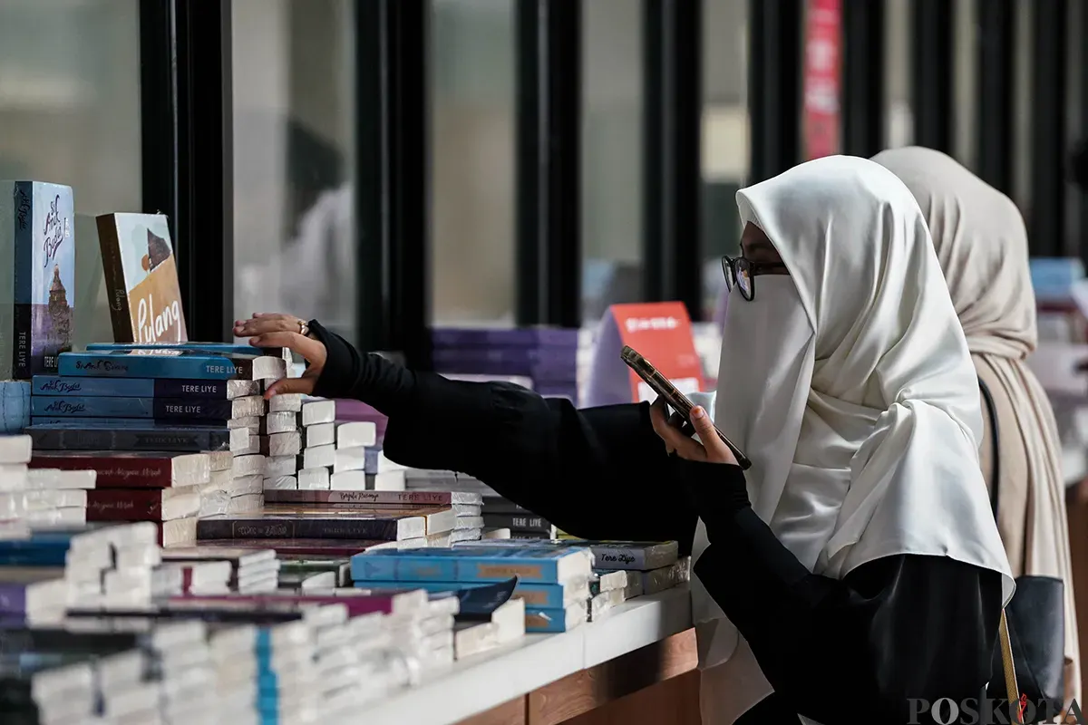 Pengunjung memilih berbagai aneka buku yang disediakan pada acara Festival Buku dan Literasi 2025 di Taman Ismail Marzuki (TIM), Jakarta, Minggu, 4 Mei 2025. (Sumber: Poskota/Bilal Nugraha Ginanjar)