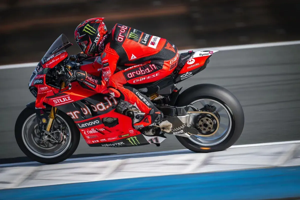 Nicolo Bulega meraih hasil sempurna di WorldSBK Italia 2025 setelah memenangkan race 2. (Sumber: Instagram @aruba.it_racing)