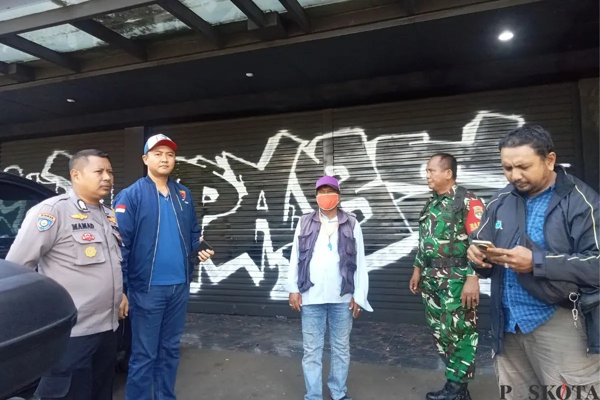 Sejumlah aparat dan perangkat desa mendatangi kantor World App di Jalan Juanda, Bekasi Timur, Kota Bekasi, Senin, 5 Mei 2025. (Sumber: Poskota/Nurpini Aulia Rapika)
