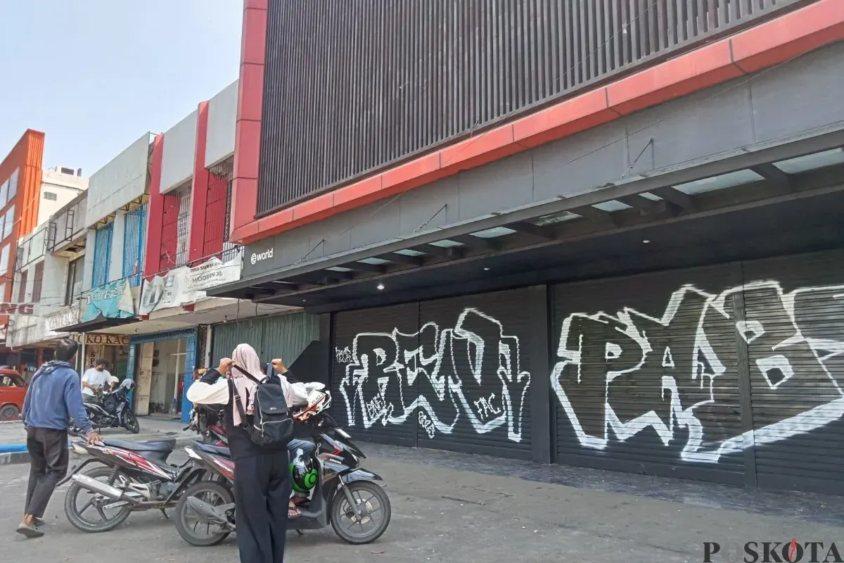 Suasan di depan kantor aplikasi World App di kawasan Bekasi Timur, Kota Bekasi, Senin, 5 Mei 2025. (Sumber: Poskota/Nurpini Aulia Rapika)