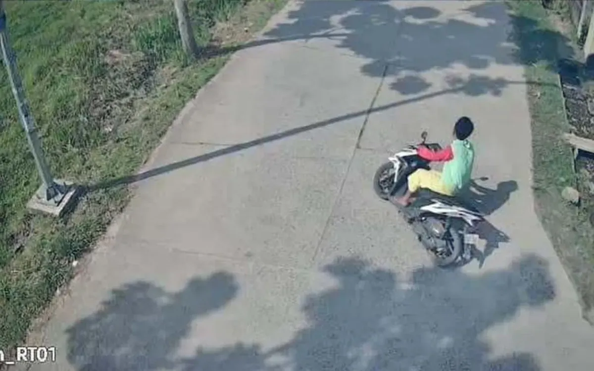 Tersangka MA terekam kamera cctv saat membawa kabur motor Honda Vario di Perum Ciujung Damai, Desa Kendayakan, Kecamatan Kragilan, Kabupaten Serang. (Sumber: Dok. Satreskrim Polres Serang)