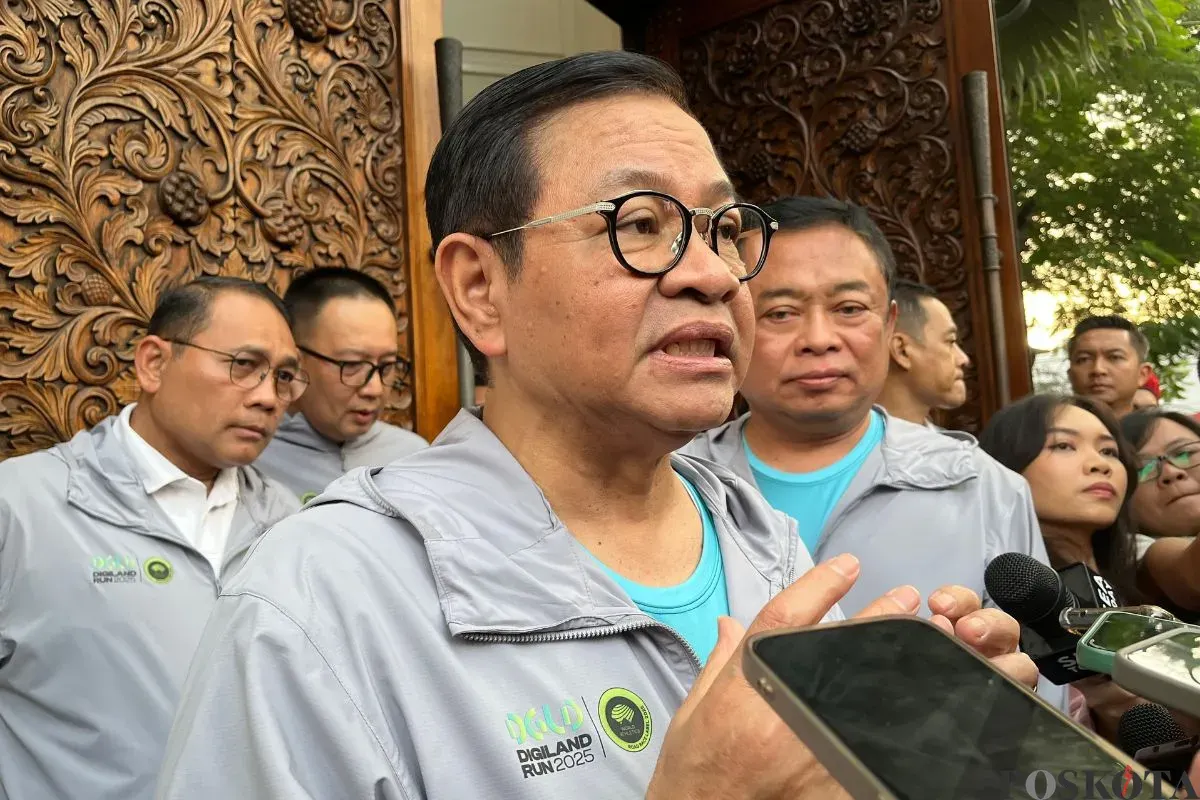 Gubernur Jakarta, Pramono Anung seusai menghadiri kegiatan di Jakarta Pusat, Senin, 5 Mei 2025. (Sumber: Poskota/Pandi Ramedhan)