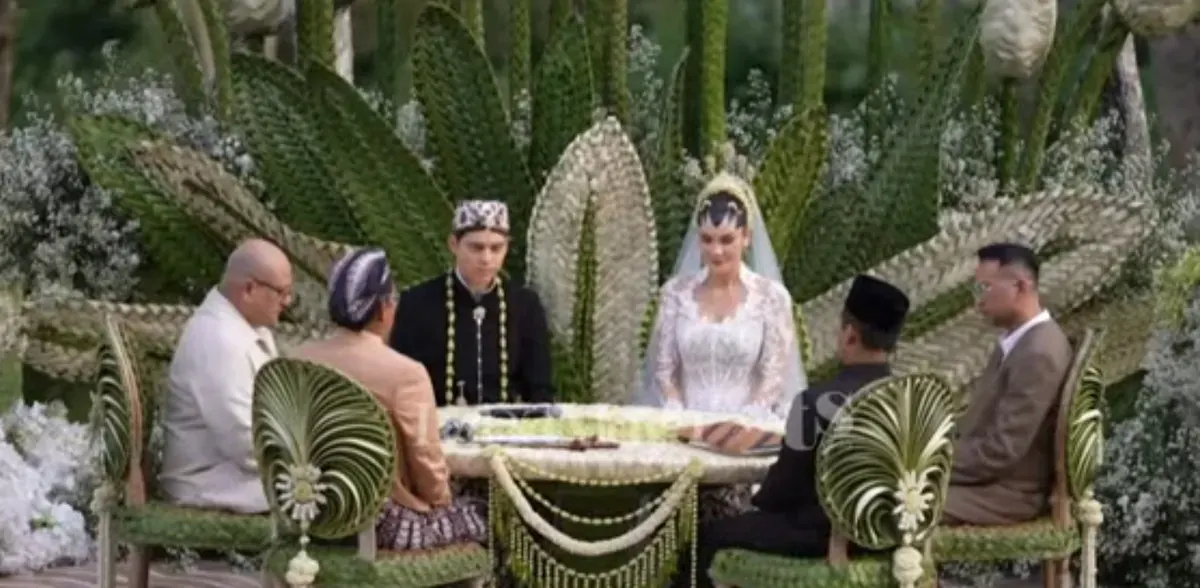 Raffi Ahmad dan Irwan Mussry hadir menjadi saksi pada acara ijab kabul dalam pernikahan Luna Maya dan Maxime Bouttier Akad nikah yang digelar di COMO Shambhala Estate, Gianyar, Bali hari ini. (Sumber: Capture Channel TS Media)