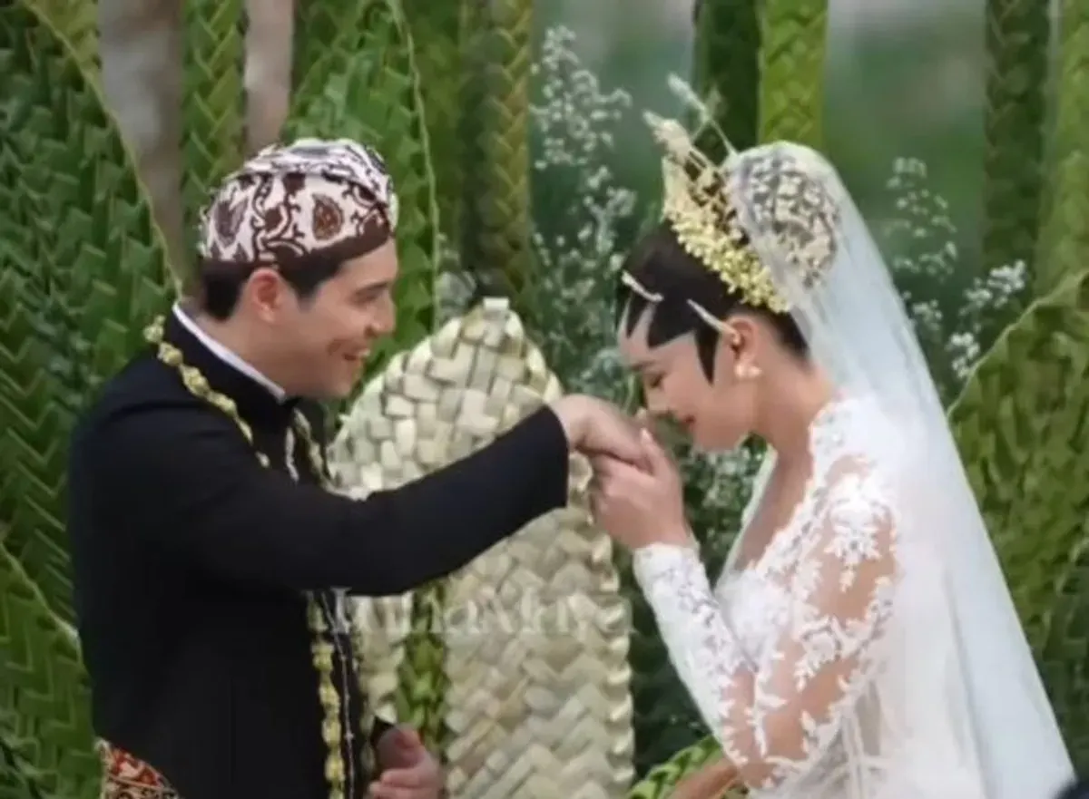 Ario Lasso sampaikan pesan dan doa untuk Luna Maya dan Maxime Bouttier yang sudah resmi menyandang status sebagai suami istri. (Sumber: Tangkap layar YouTube/Luna Maya)