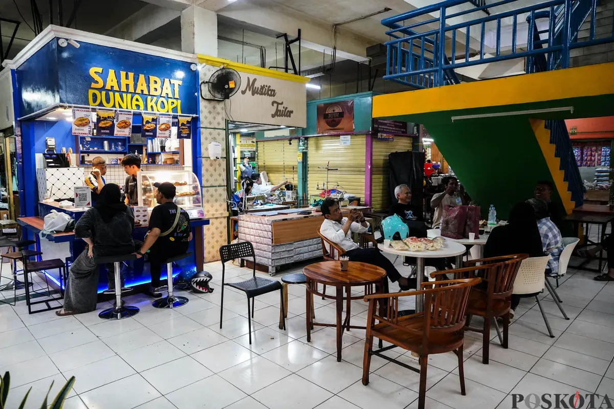 Pengunjung menikmati kopi hasil racikan barista di Toko Dunia Kopi, Pasar Santa, Jakarta Selatan, Selasa, 6 Mei 2025. (Sumber: Poskota/Bilal Ginanjar)