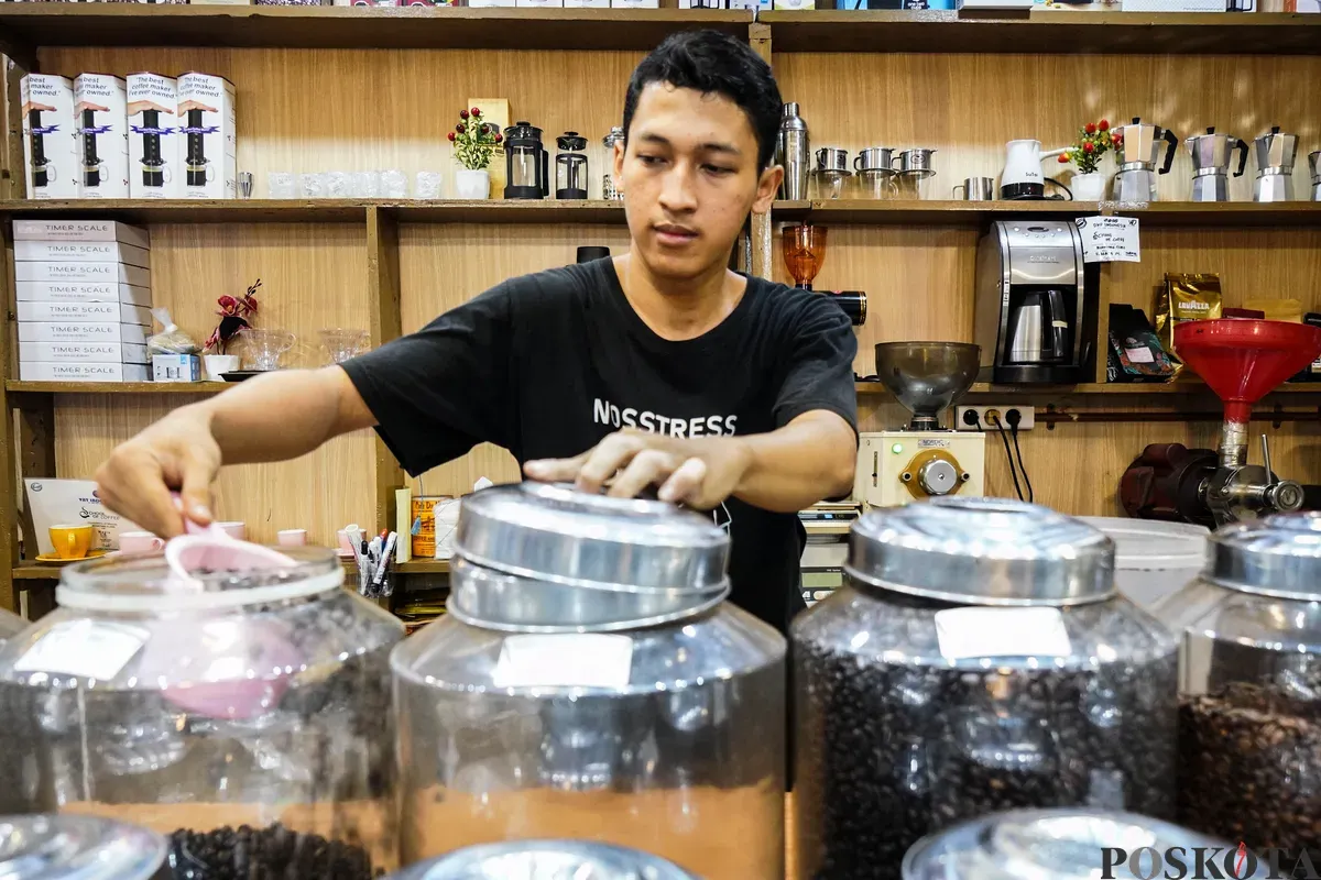 Pekerja melayani pembeli kopi bubuk di Pasar Santa, Jakarta Selatan, Selasa, 6 Mei 2025. (Sumber: Poskota/Bilal Ginanjar)