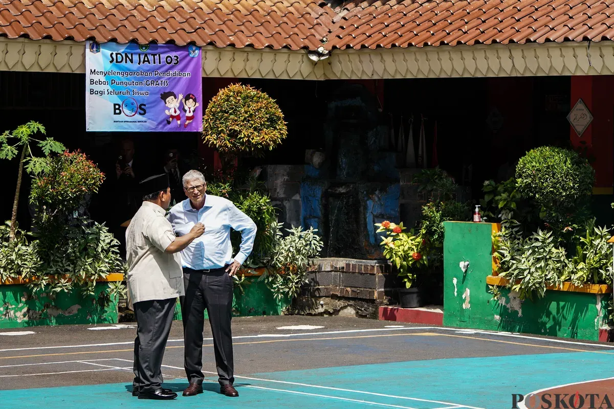 Presiden Prabowo Subianto didampingi pendiri Gates Fondation, Bill Gates mengunjungi program Makan Bergizi Gratis (MBG) di SDN Jati 03, Pulo Gadung, Jakarta Timur, Rabu, 7 Mei 2025. (Sumber: Poskota/Bilal Nugraha Ginanjar)