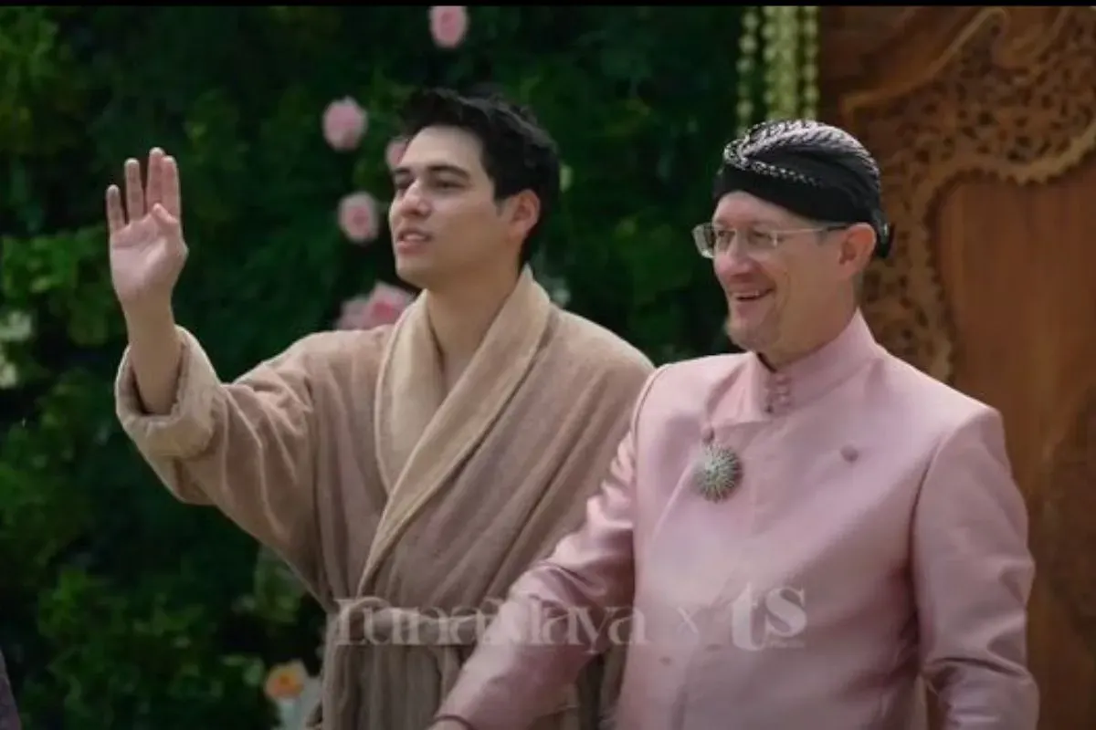 Potret Maxime Bouttier (kiri) bersama Ayahnya (kanan) saat acara sungkeman jelang pernikahan dengan Luna Maya. (Sumber: YouTube/TS Media)