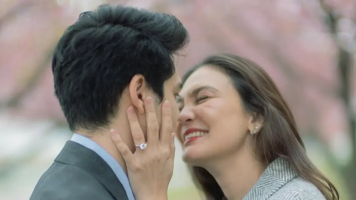 Luna Maya dan Maxime Bouttier berpose mesra dalam sesi foto prewedding yang elegan menjelang pernikahan mereka pada 7 dan 8 Mei 2025. (Sumber: Instagram/Luna Maya)