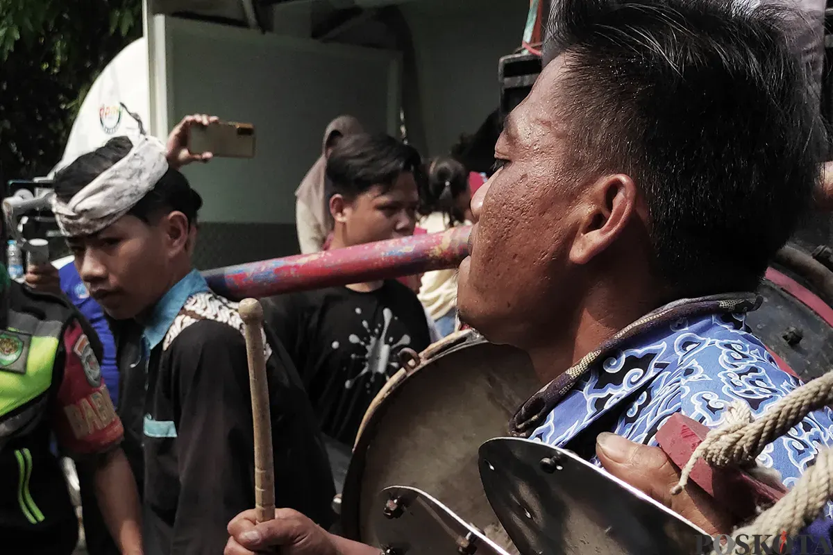 Sejumlah seniman lokal yang tergabung dalam beberapa komunitas seni dan budaya, tengah unjuk kebolehannya dalam parade seni daerah di Desa Cibiru Hilir, Cileunyi, Kabupaten Bandung, beberapa waktu lalu. (Sumber: Poskota/Ade Mamad)