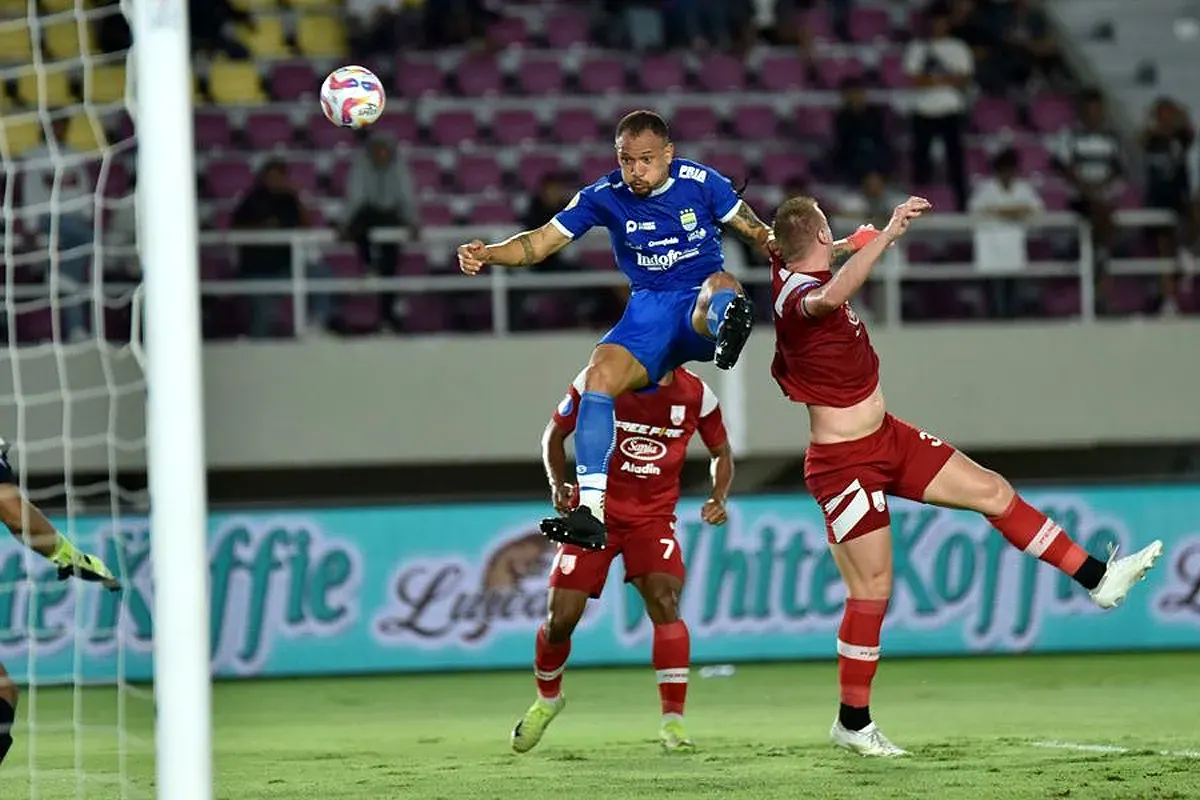 Persib saat hadapi Persis Solo di Stadion Manahan pada putaran pertama Liga 1 musim 2024-25. (Sumber: Media Officer Persib Bandung)