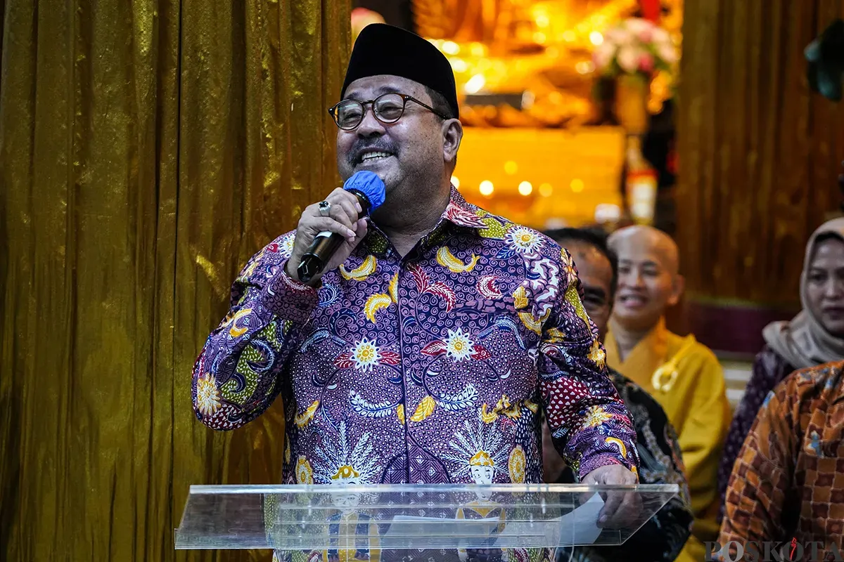 Wakil Gubernur DKI Jakarta Rano Karno memberikan sambutan saat Perayaan Tri Suci Waisak 2569 BE di Wihara Ekayana Arama, Duri Kepa, Jakarta Barat, Senin 12 Mei 2025. (Sumber: Poskota/Bilal Nugraha Ginanjar)