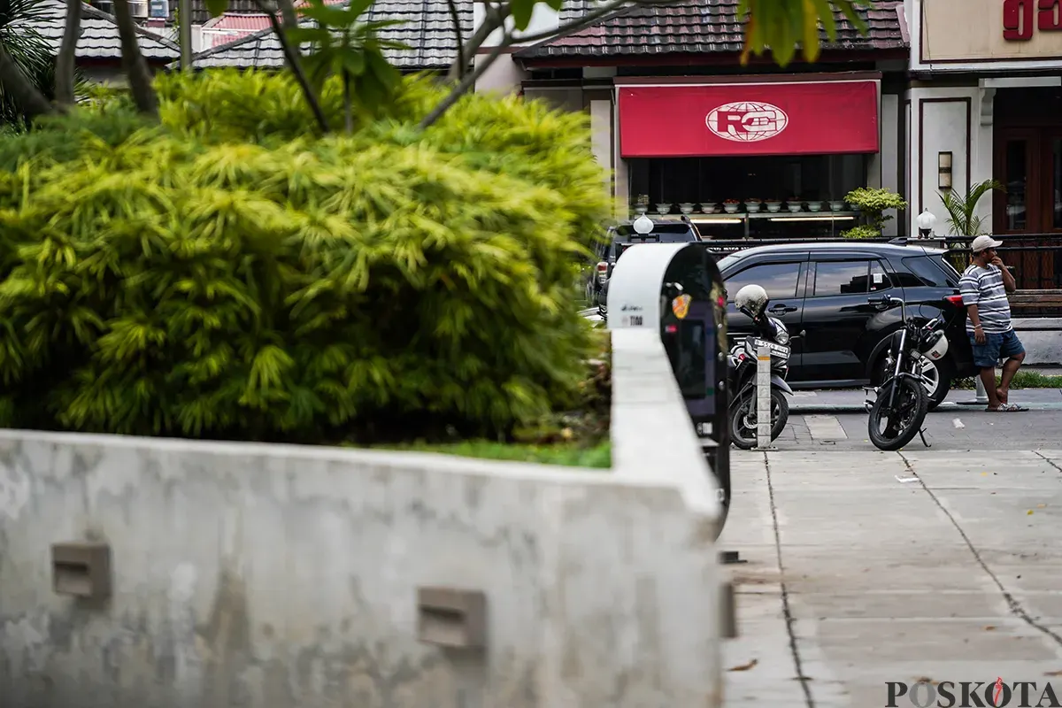 Juru parkir liar berjaga di depan area Taman Ismail Marzuki, Cikini, Jakarta, Selasa, 13 Mei 2025. (Sumber: Poskota/Bilal Nugraha Ginanjar)