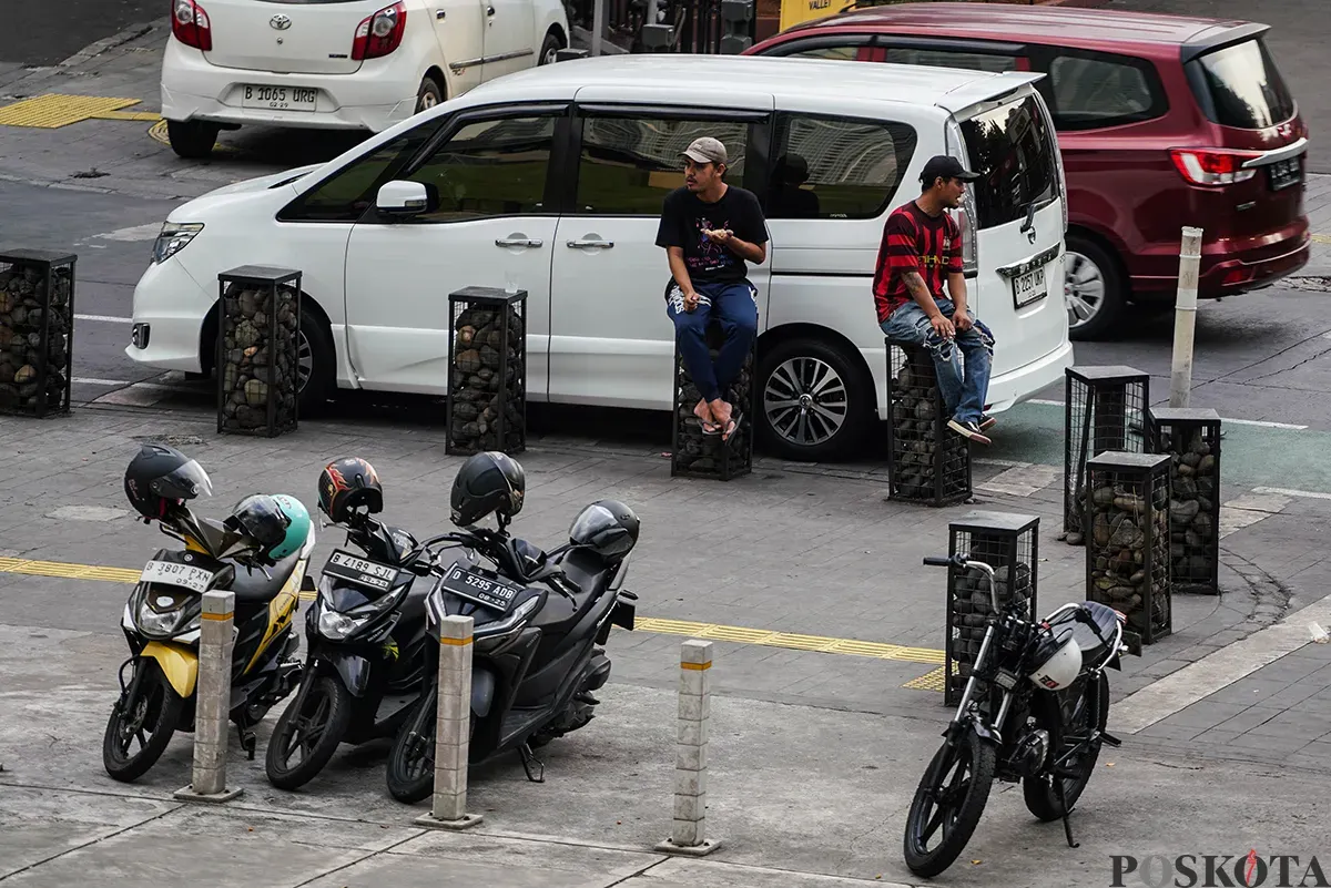 Juru parkir liar berjaga di depan area Taman Ismail Marzuki, Cikini, Jakarta, Selasa, 13 Mei 2025. (Sumber: Poskota/Bilal Nugraha Ginanjar)