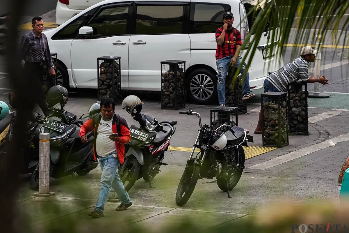 Juru parkir liar berjaga di depan area Taman Ismail Marzuki, Cikini, Jakarta, Selasa, 13 Mei 2025. (Sumber: Poskota/Bilal Nugraha Ginanjar)